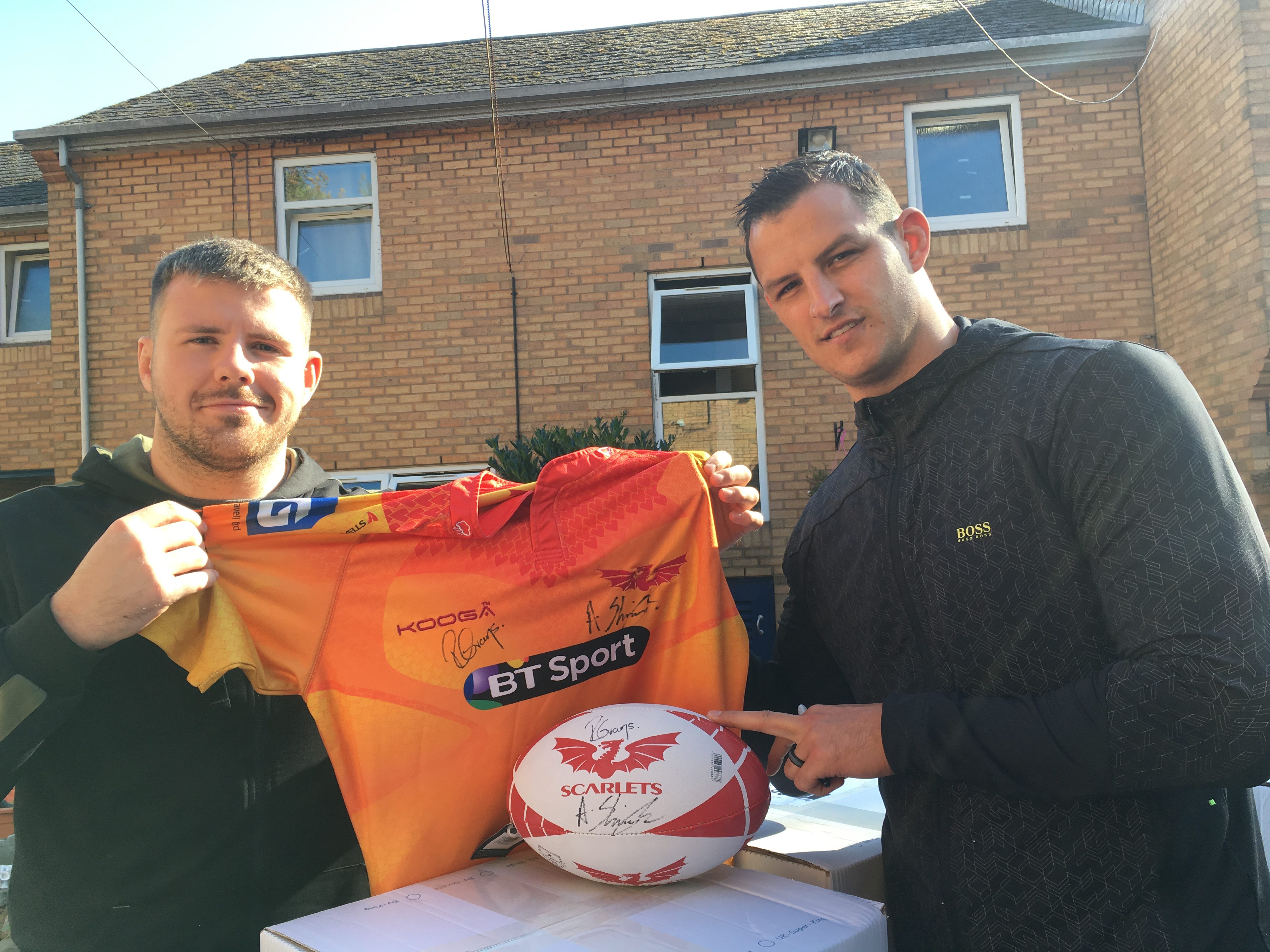 Rob Evans a Aaron Shingler Parc y Scarletts The Wallich