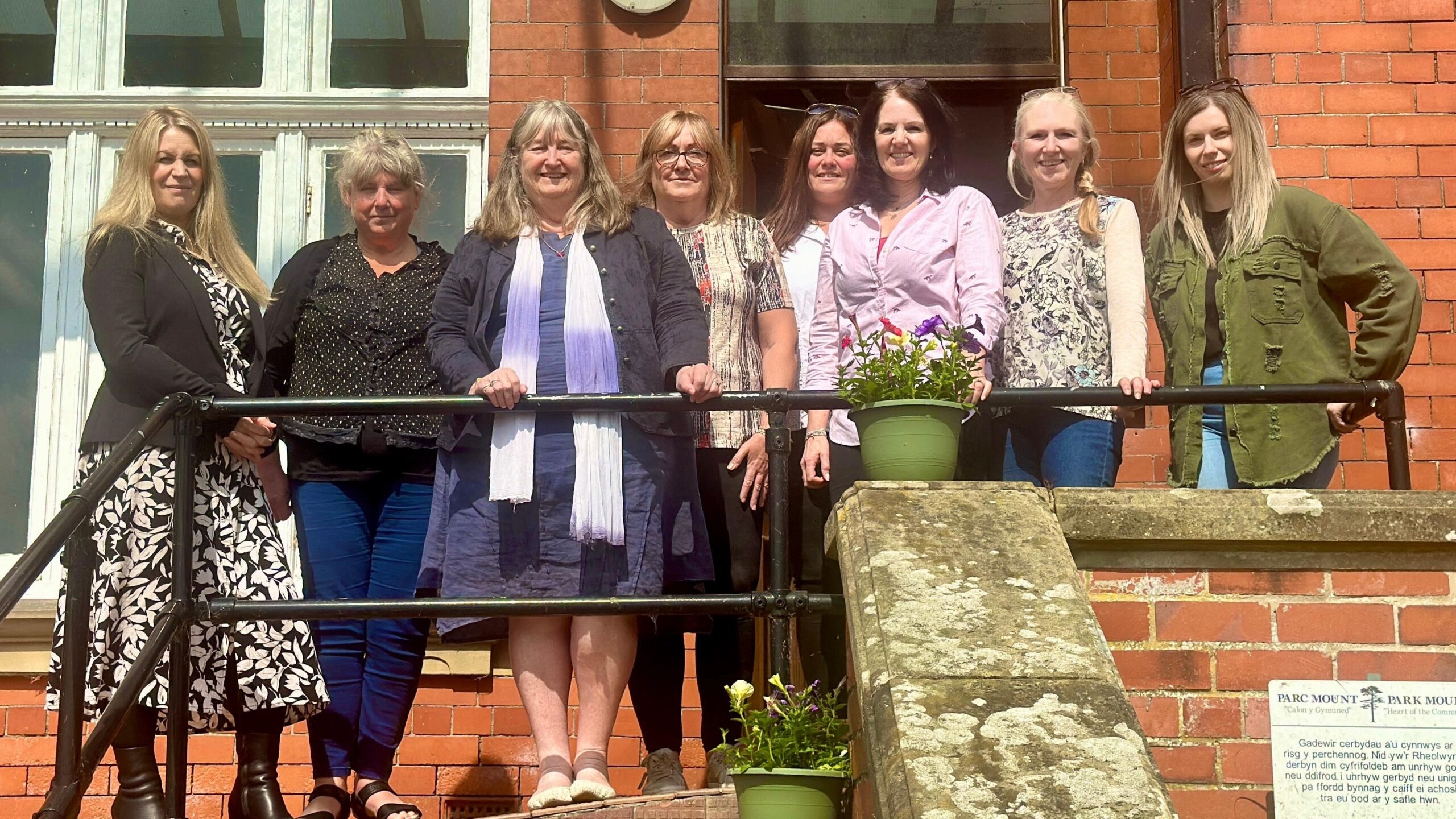 TAI YN GYNTAF YNYS MÔN, Ysgrifennydd y Cabinet dros Tai